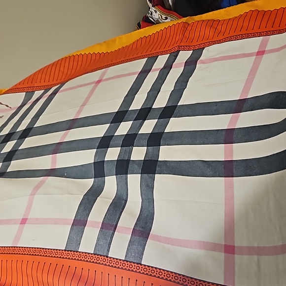 Burberry Scarf . - Picture 8 of 16